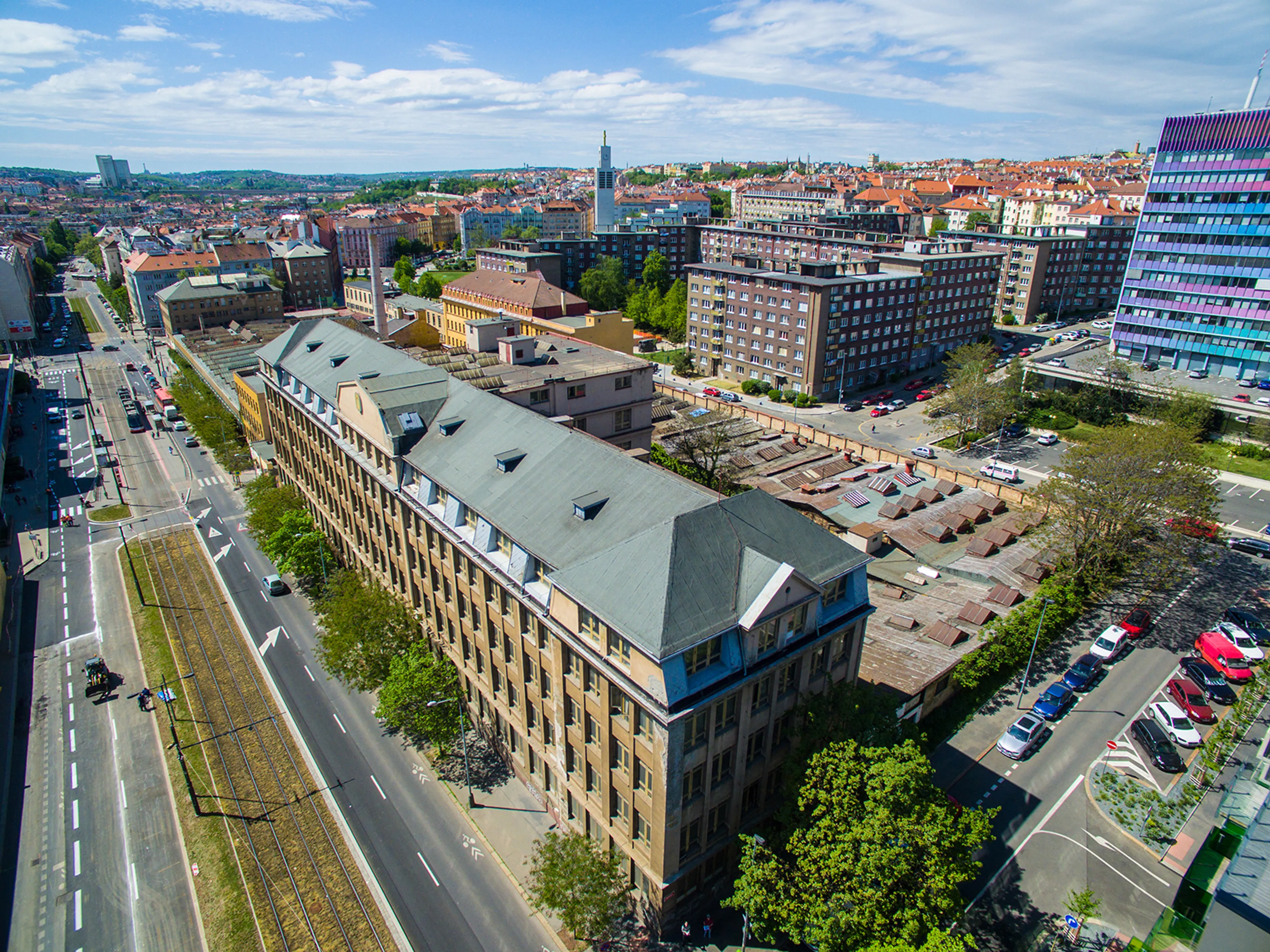 Prostory k pronájmu v areálu vršovické továrny Koh-i-noor