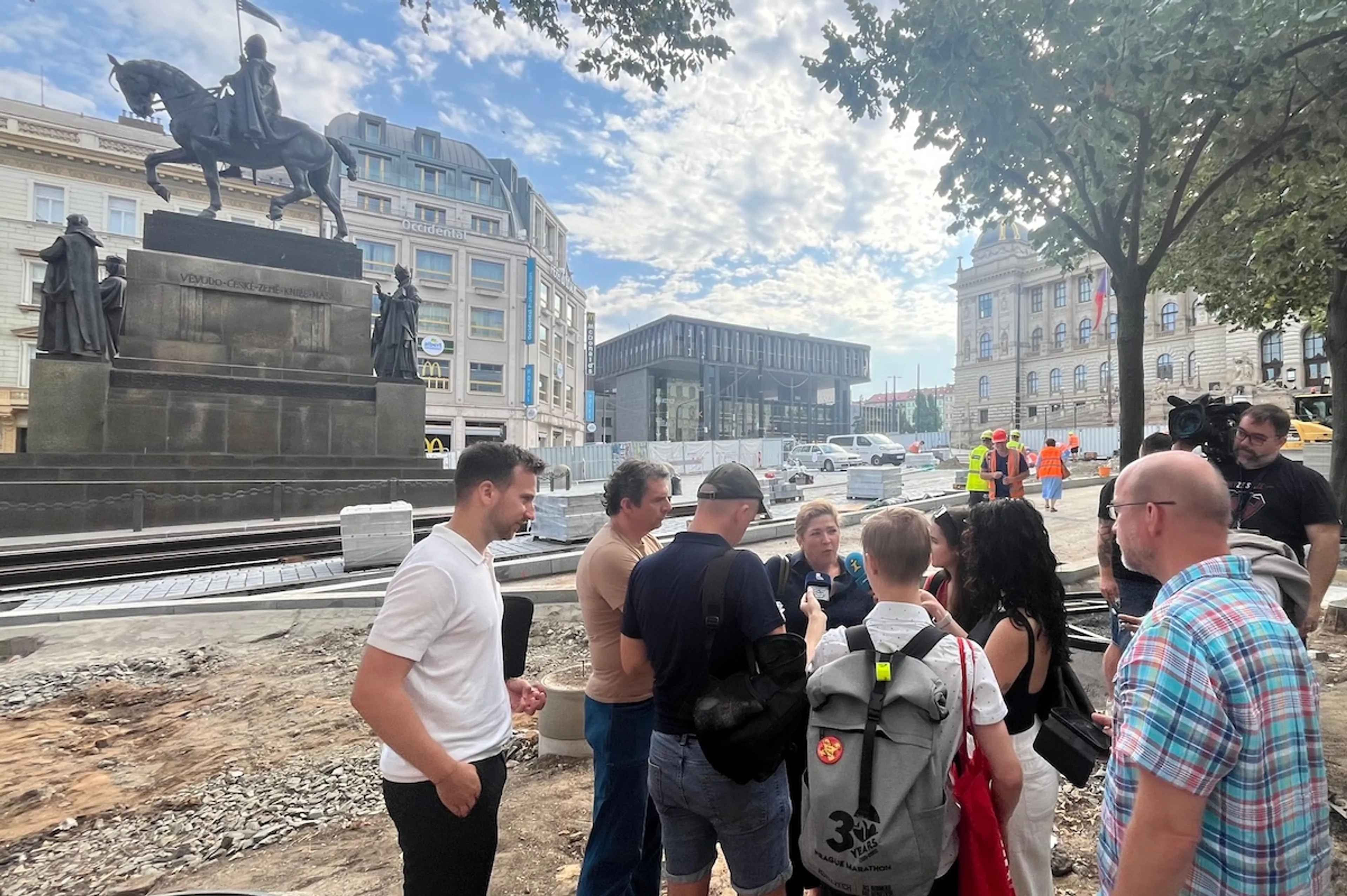 Kladívko z Vinohradské 8 se stalo součástí časové schránky na Václavském náměstí