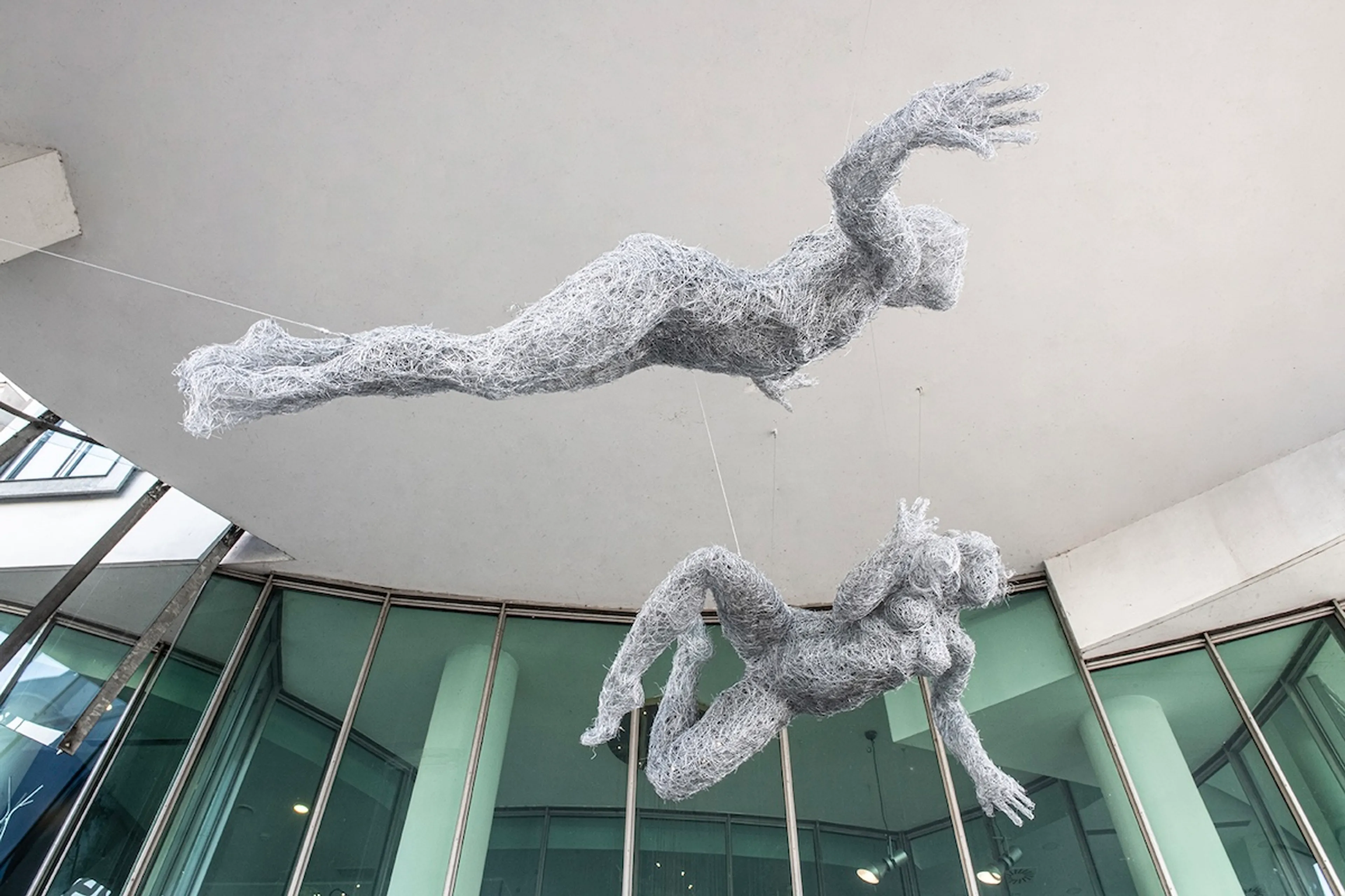 Nové umělecké dílo u Tančícího domu: The Swimmers od Veroniky Psotkové 