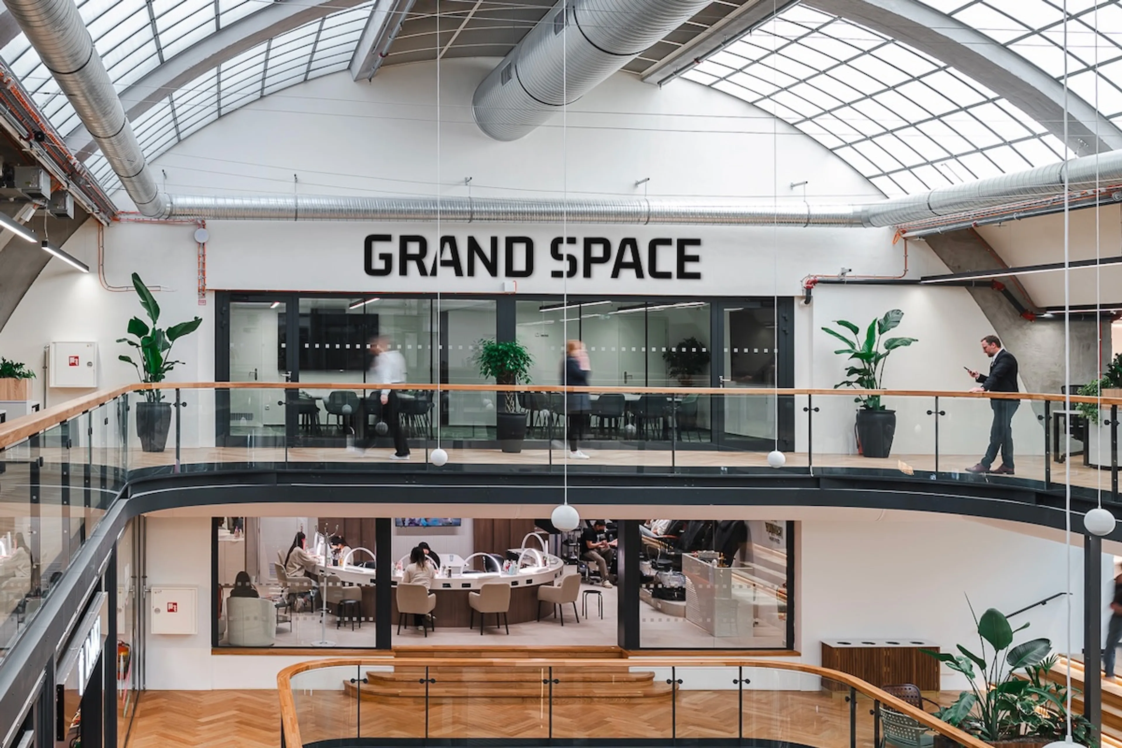 Otevíráme coworking Grand Space v Pardubicích. Nový pracovní prostor vzniká v oceněném obchodním domě Grand 